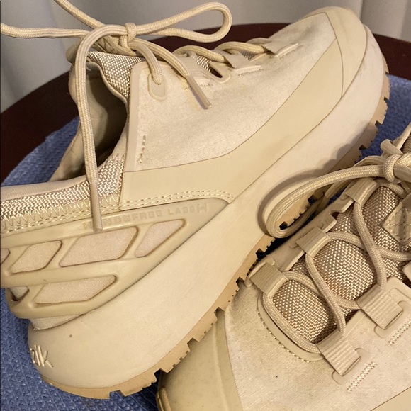 Kizik SlipOn Women's Cream Sneakers. Like new. - Picture 8 of 11